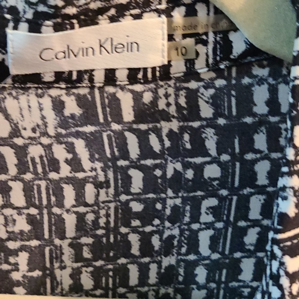 Dress with polyester pleats ⚫ ◼ and white